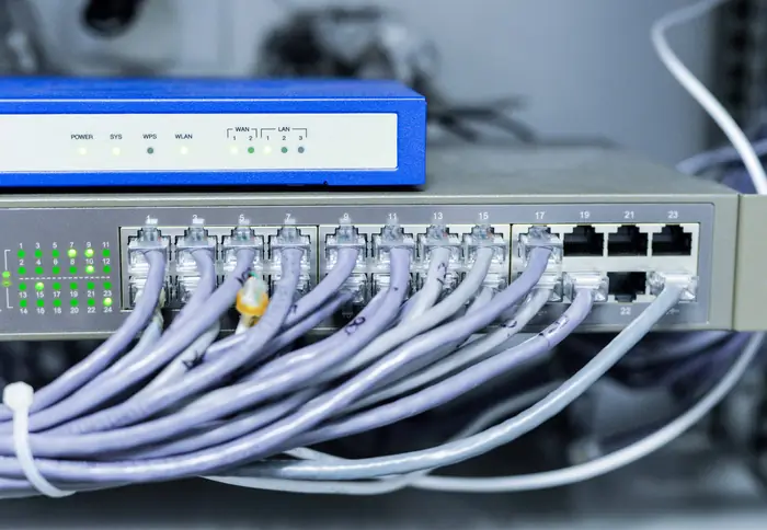 Baie de brassage réseau avec ses câbles Ethernet