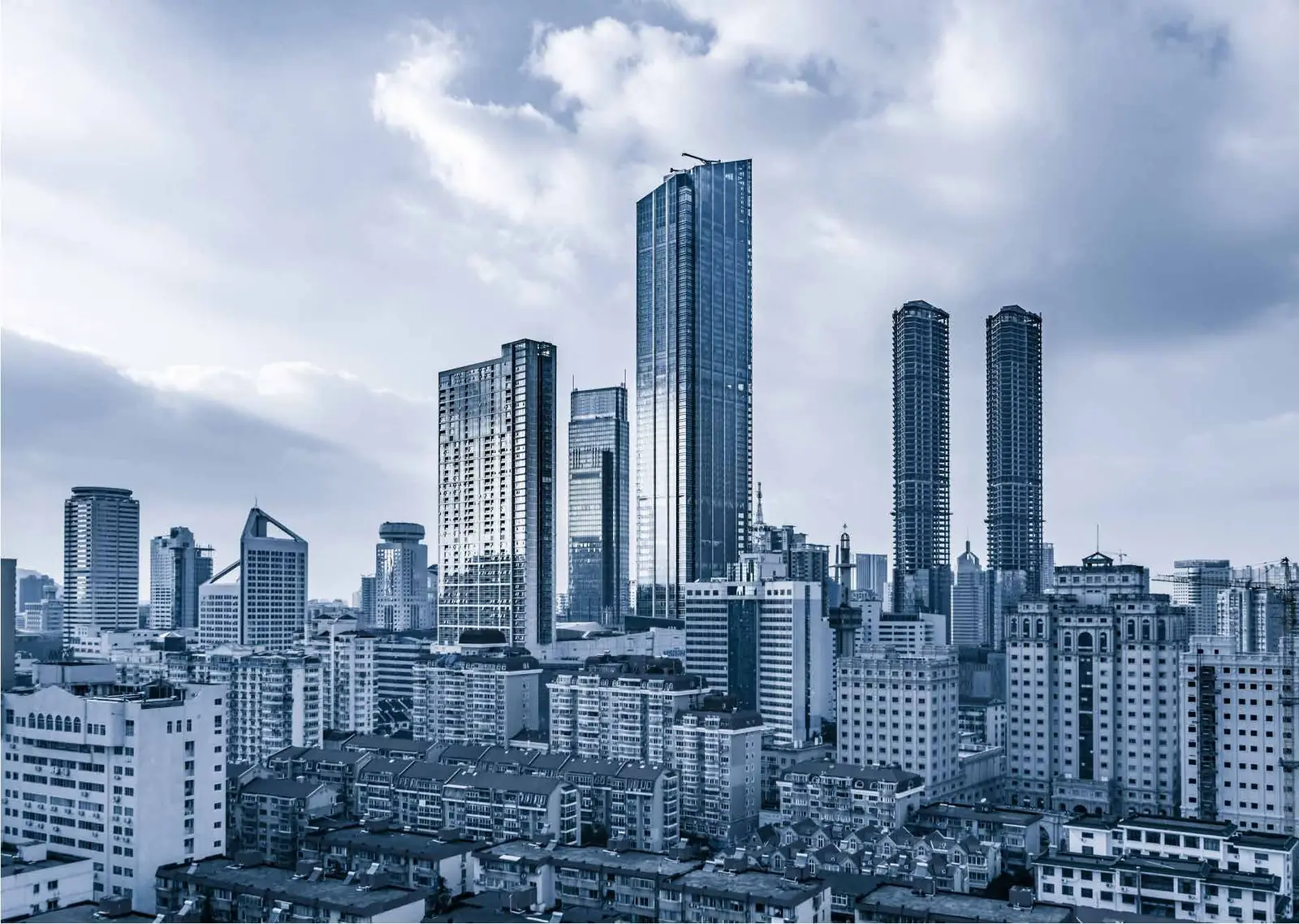 Tours et immeubles d'une grande ville sous un ciel nuageux